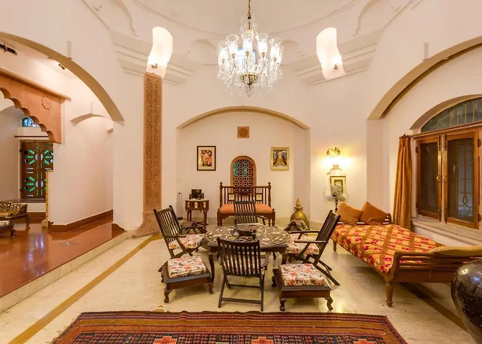Hostie Chinar Haveli - Heritage Home With Pool, Gurgaon